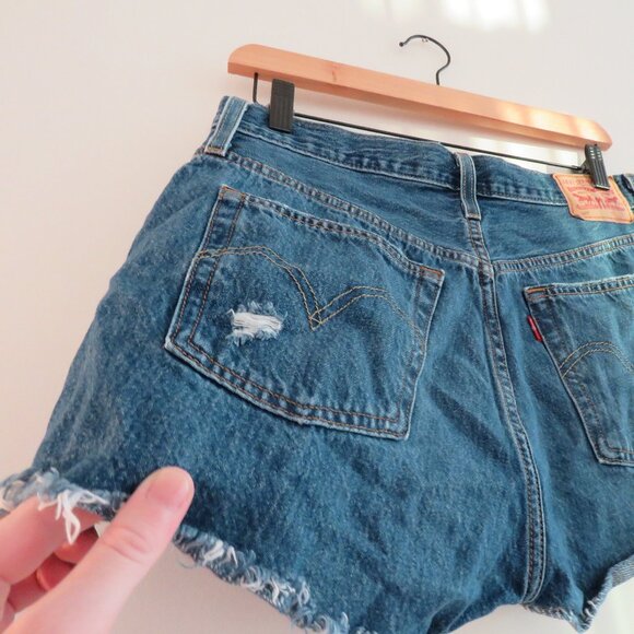 LEVI'S Destroyed 501 Jean Shorts in Sansome Muse Boho Casual Western - Size 28 - Picture 11 of 13